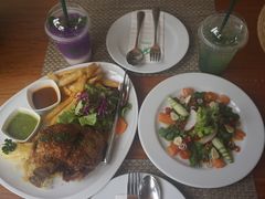 -Chom Cafe and Restaurant