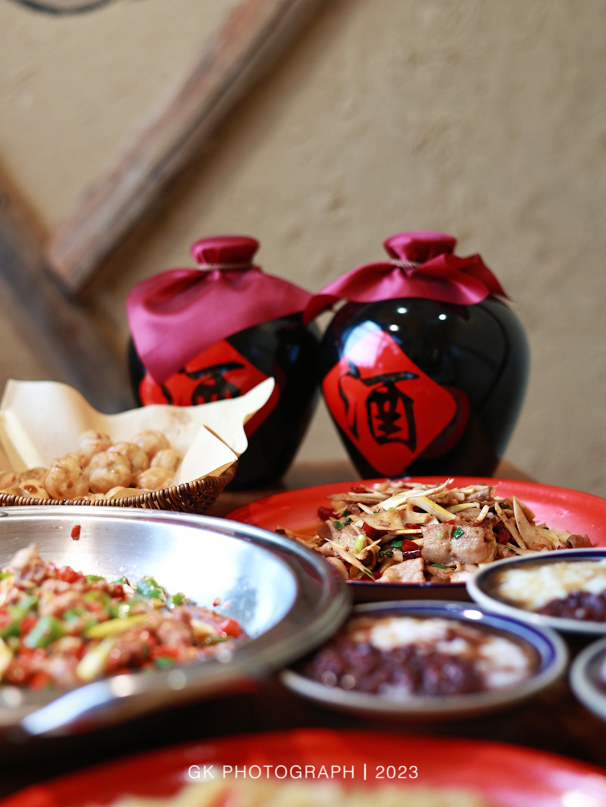 大碗喝酒大口吃肉 名曰破店 但也是破的有特色