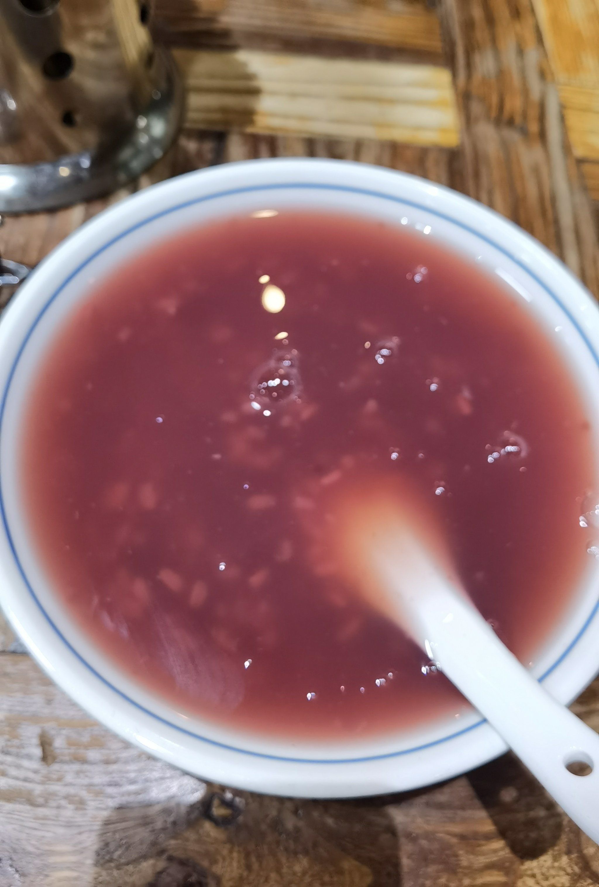 稀饭是红豆稀饭,有点稀.可能这是他们当地