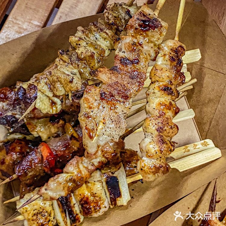 羡慕暨大的学生[流泪]学校后门的地摊烧鸟便宜又好吃！