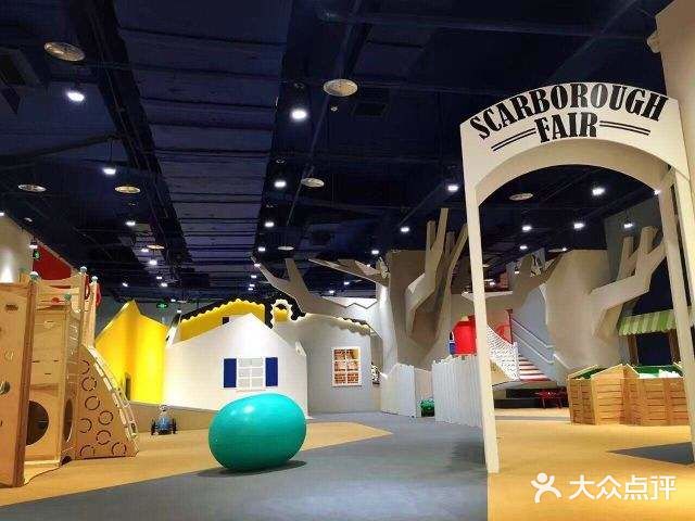 网红游乐园里来遛娃