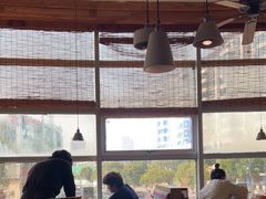 靠窗位-蜜桃餐厅·伴山(湖滨商业街店)