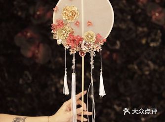 婚礼上还只知道用手捧花嘛？一把团扇才算别出心裁