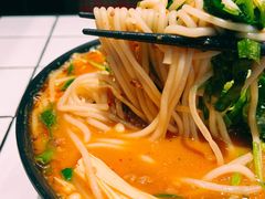 招牌炸酱酸辣米线-肥汁米蘭香港米线(长宁来福士店)