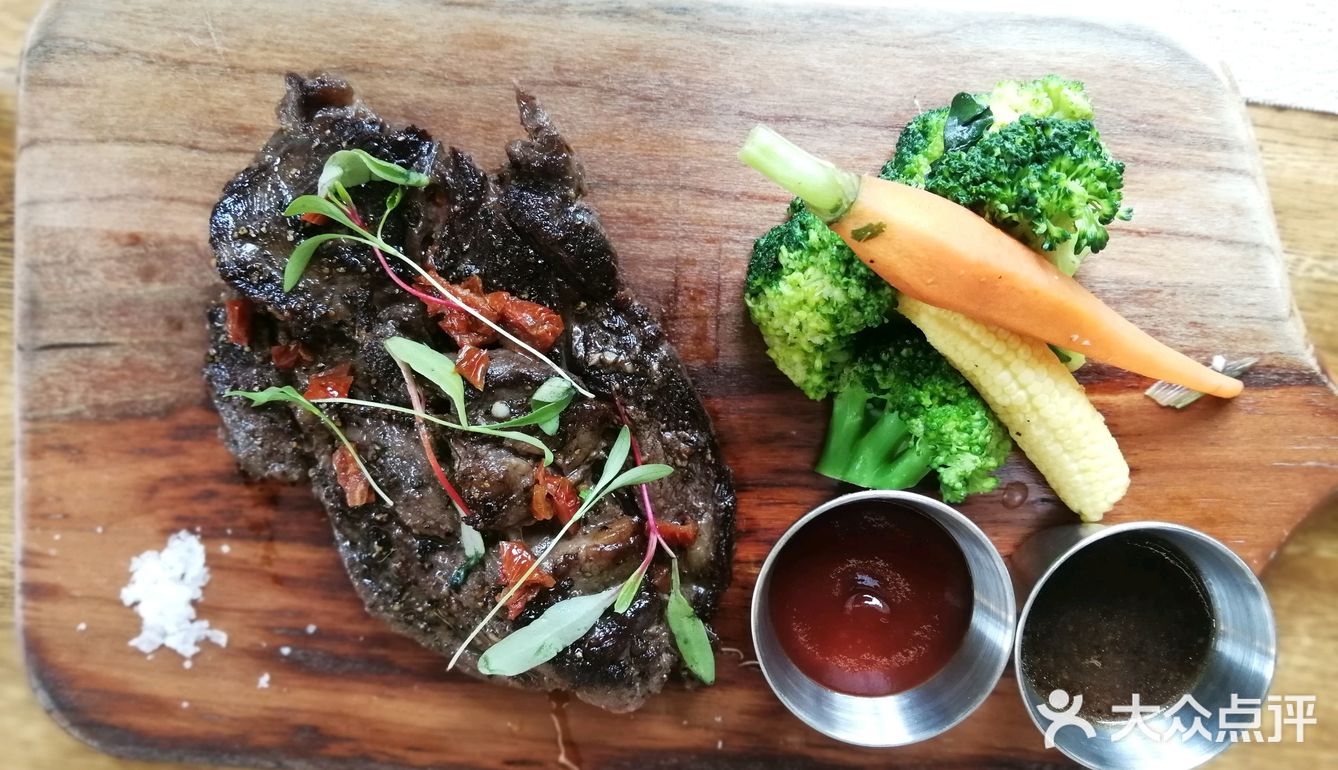 中间的牛肉馅是手工制作的。食物的摆盘，周边环境都不错