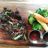 中间的牛肉馅是手工制作的。食物的摆盘，周边环境都不错