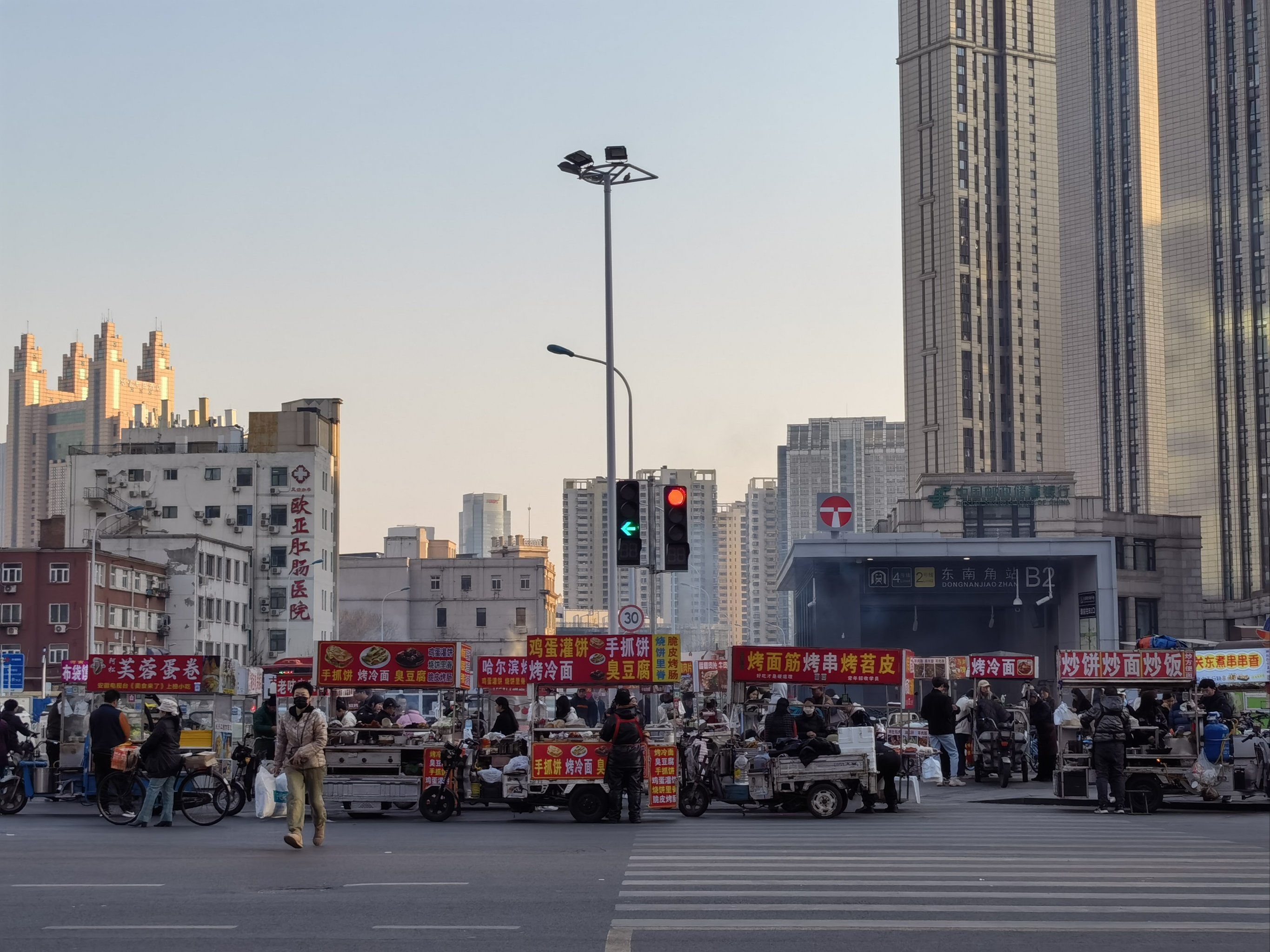 新形成的路边摊夜市|东南角b2出口小吃聚集地