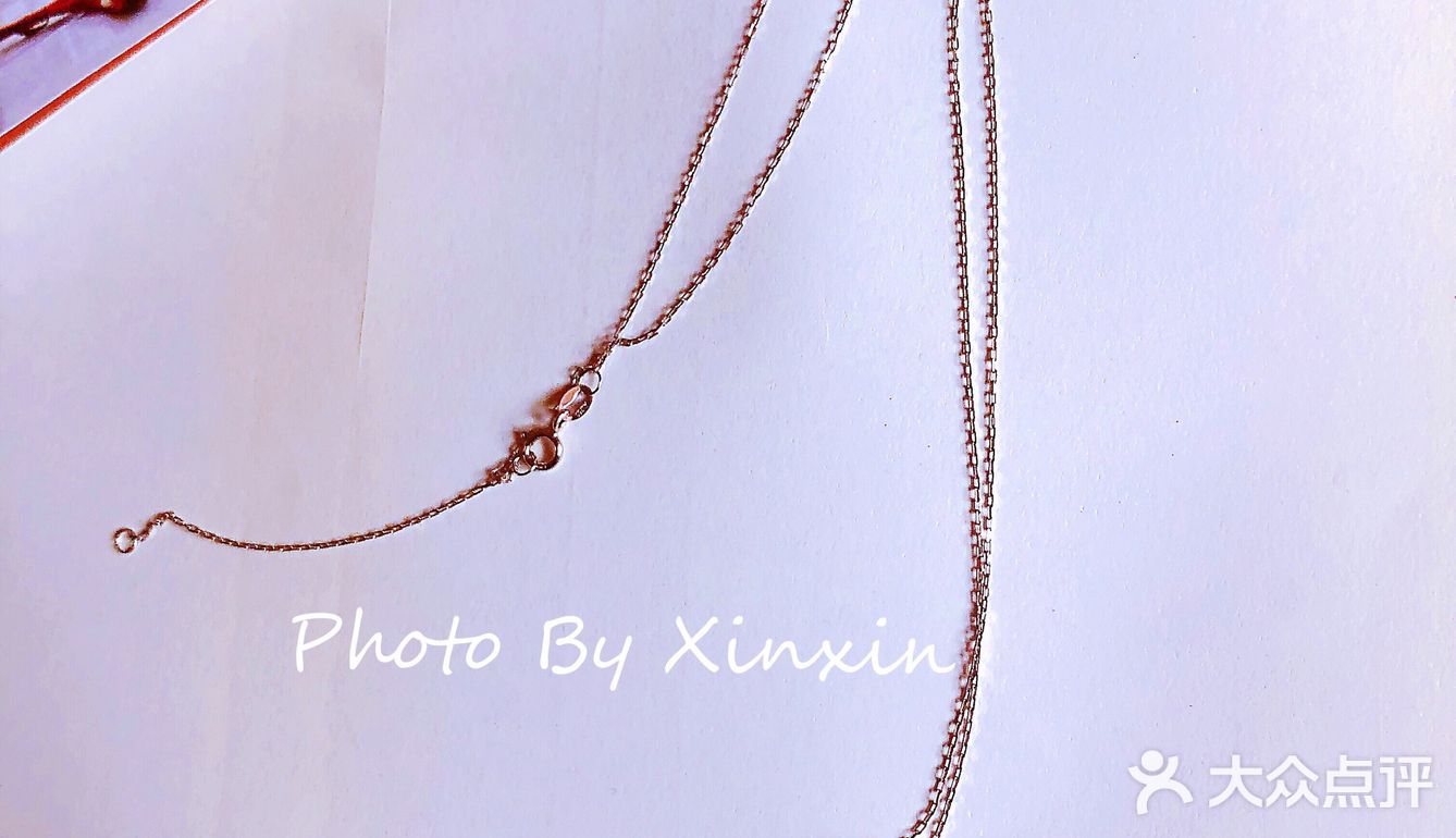 款式：中间主石是海蓝宝石，外面一圈钻石