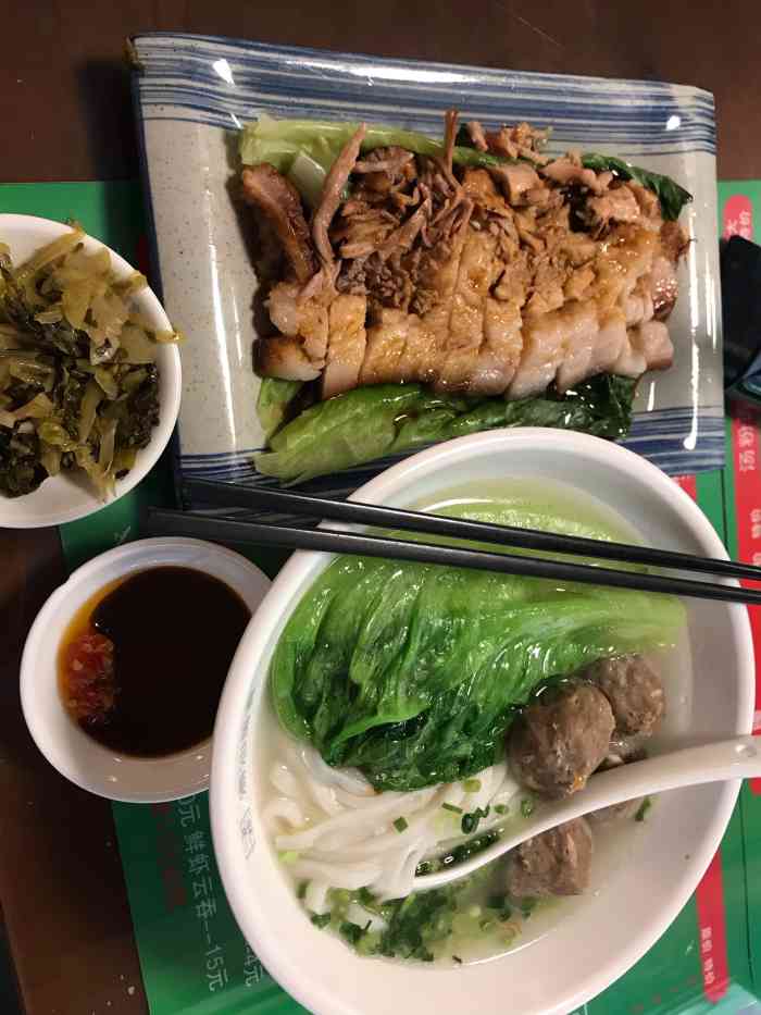 除了上菜,都自助.二维码点餐,自己拿调料.