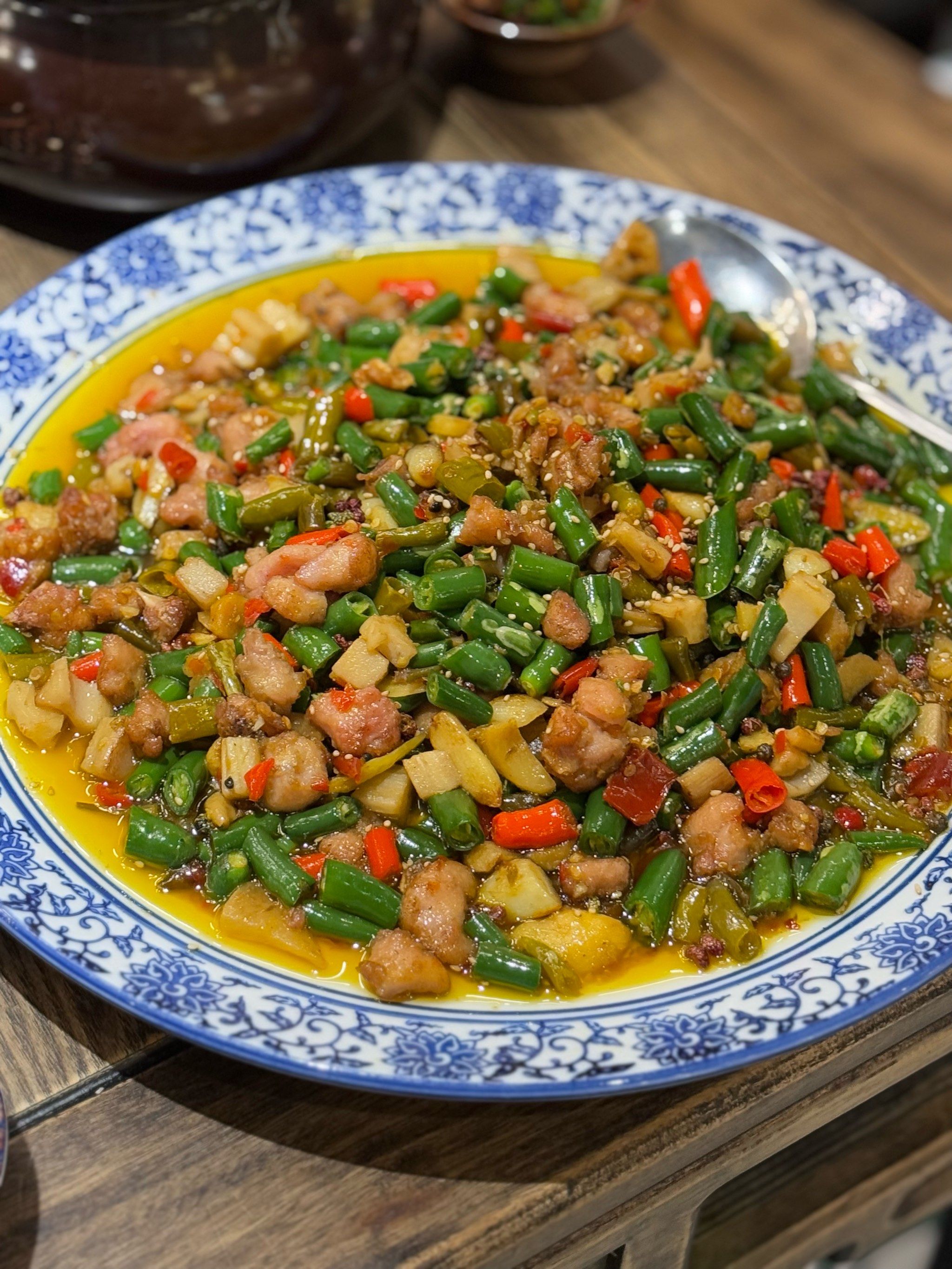 重庆美蛙鱼头：一锅红汤里的山城烟火，凭什么让人越吃越上头