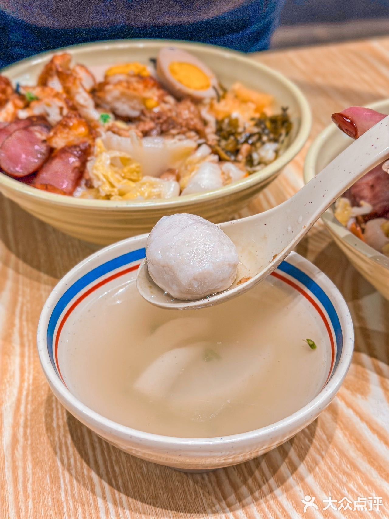 没有碰到他家的周二半价，于是点了他家的全家福卤肉饭