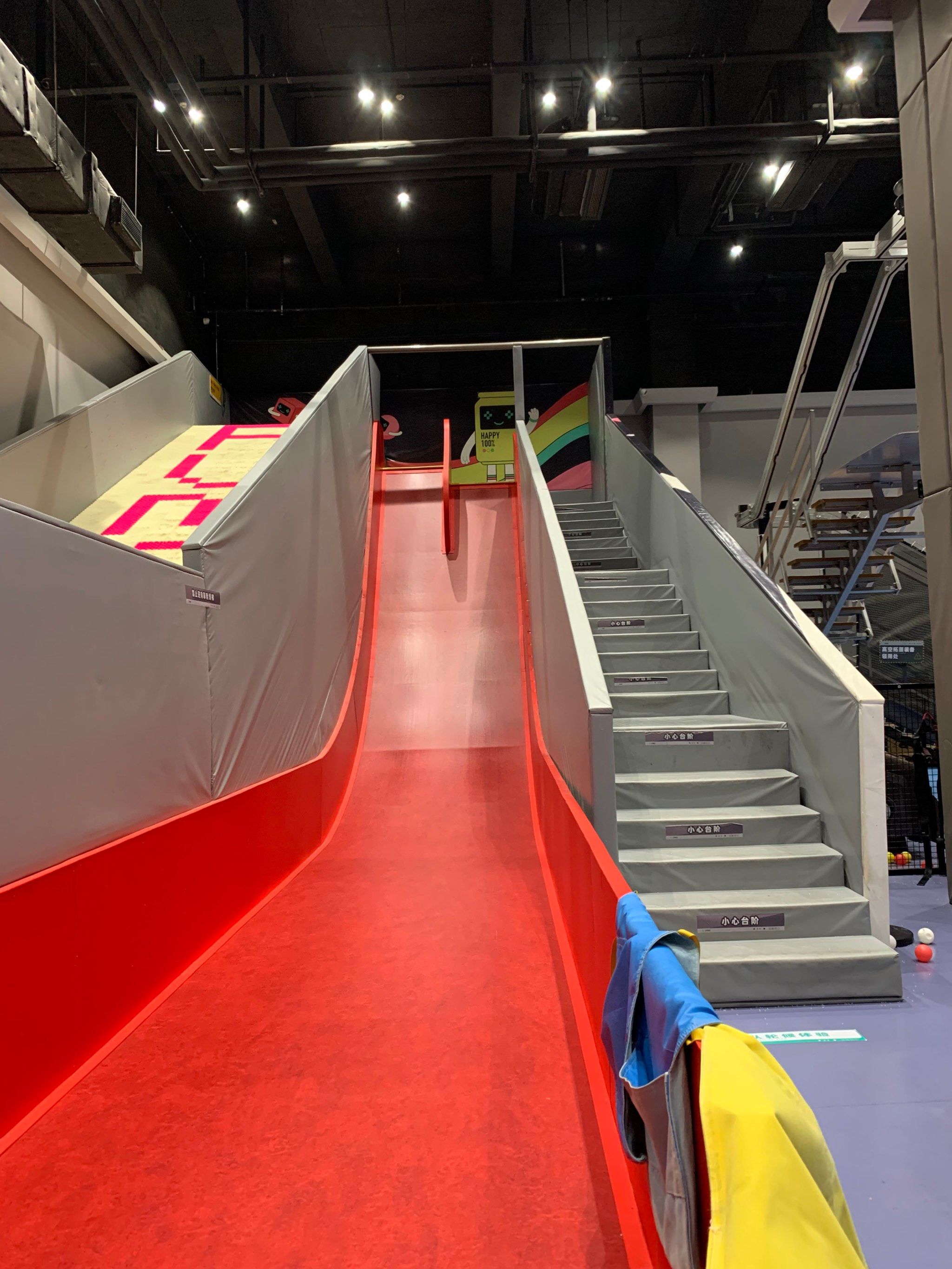 魔鬼滑梯把朋友吓哭了