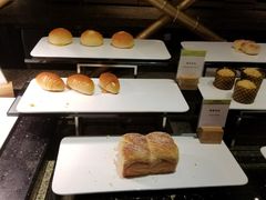 -百灵希尔顿逸林酒店大堂吧