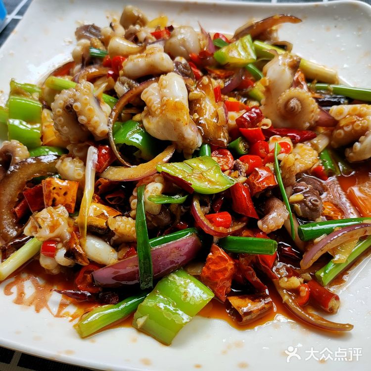 从马路边上路过就能看到他们家的招牌。川湘口味够劲爆