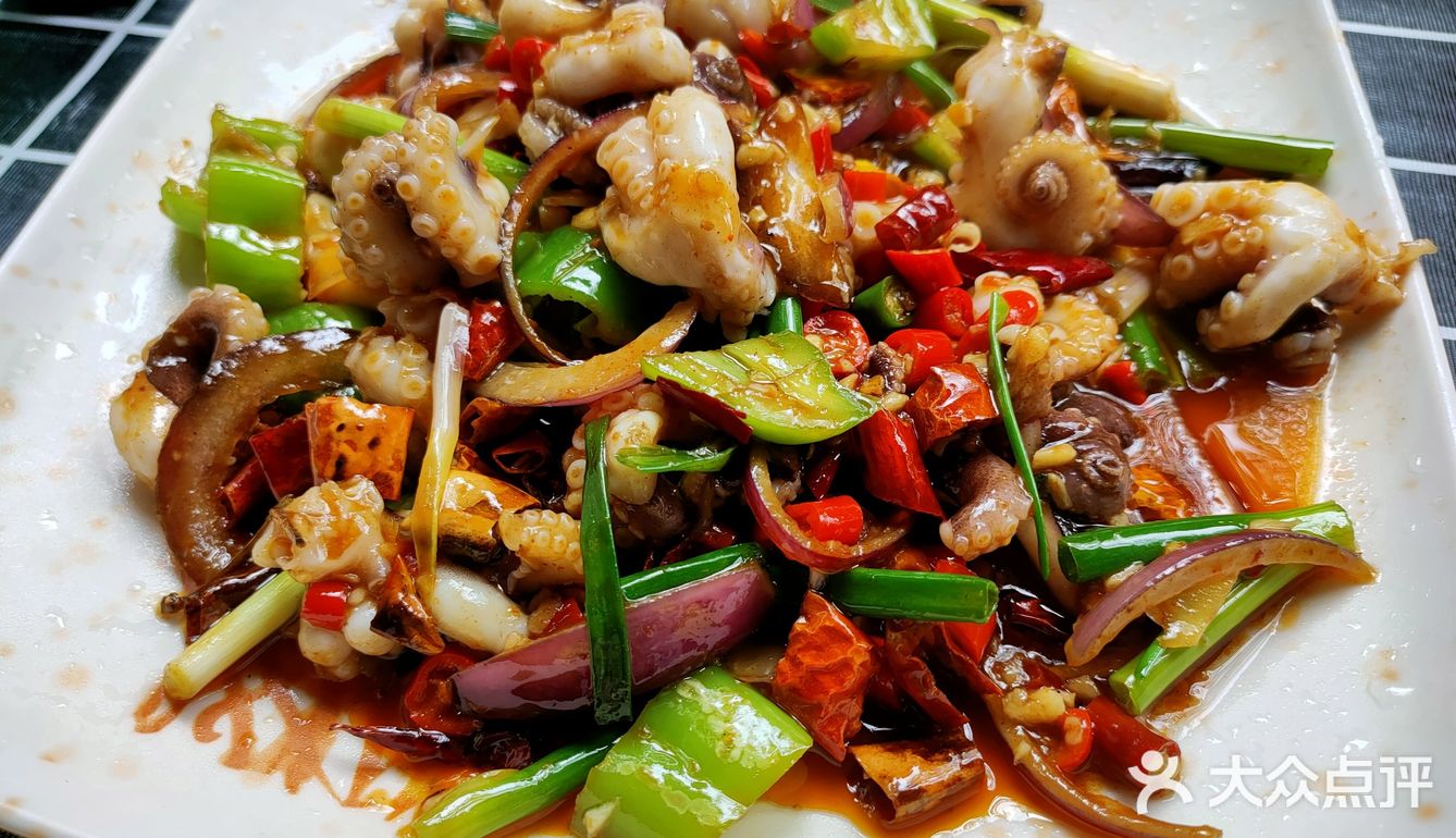 从马路边上路过就能看到他们家的招牌。川湘口味够劲爆