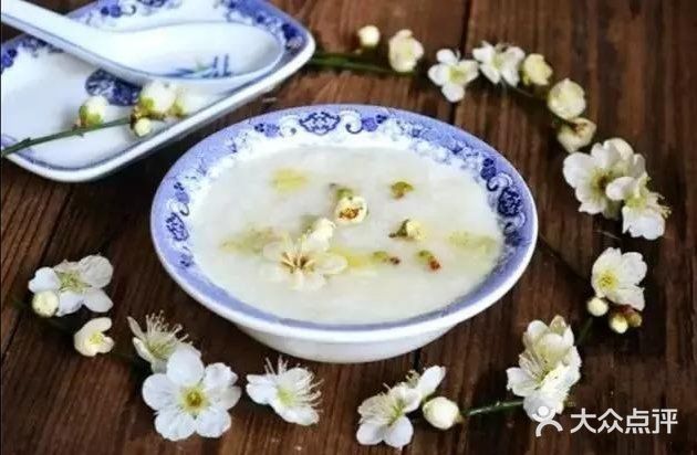 可以试试梅花粥。先将100g粳米浸泡1小时