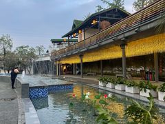 -茅草房·河畔园林火锅