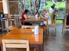 -Chom Cafe and Restaurant