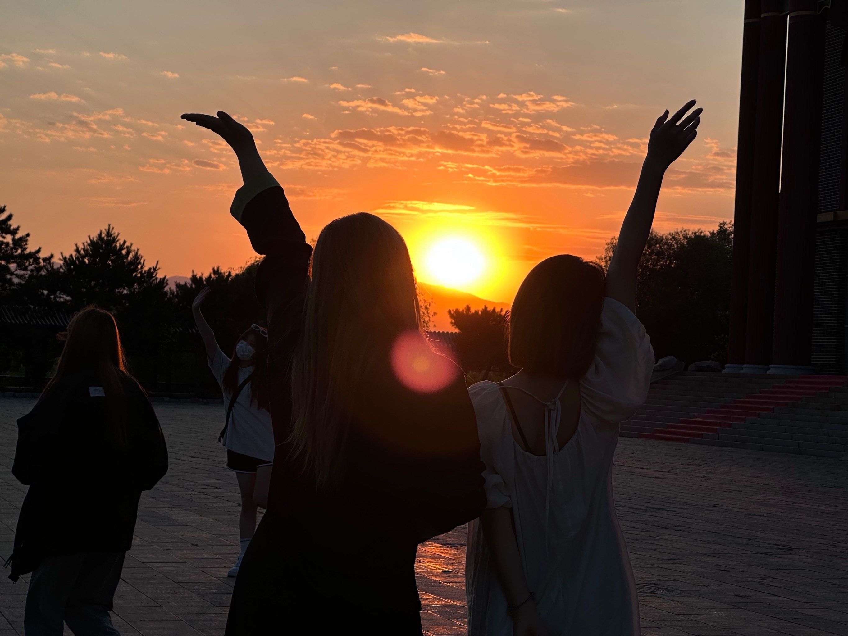 落日余晖映晚霞一抹夕阳美如画 #日出拍照姿势 #女生唯美日落背影