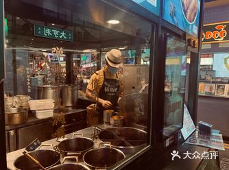 「启文街杨奶奶拌卤(瓯海店)」店铺很好找,美食街一进