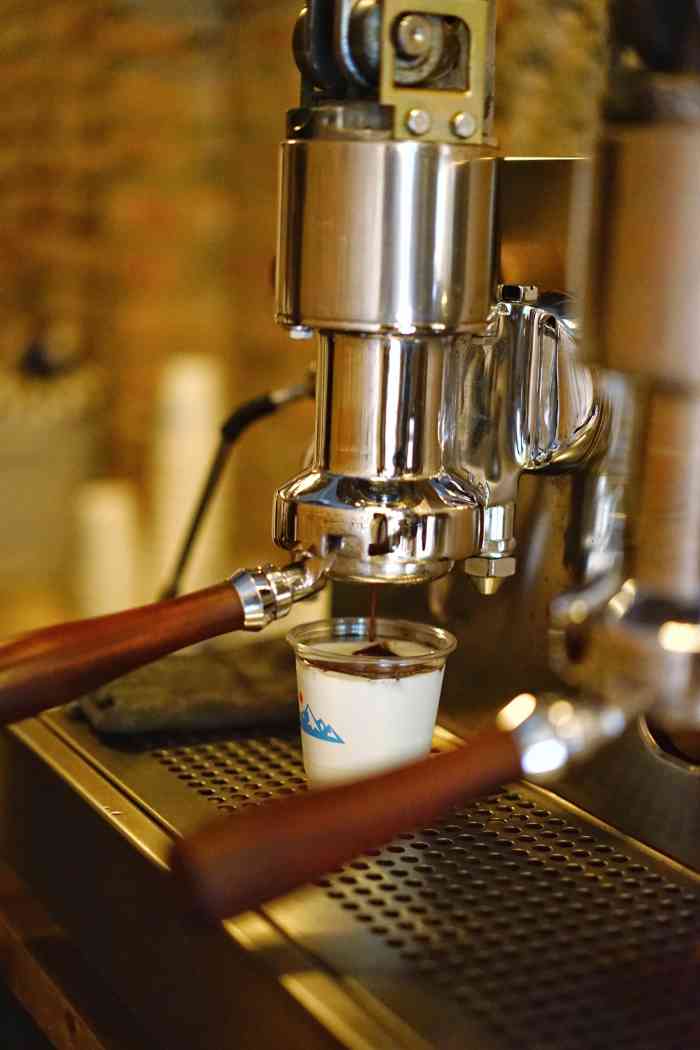 sewing machine coffee-"我也不知道是世界太疯还是我碰到的地方太魔.