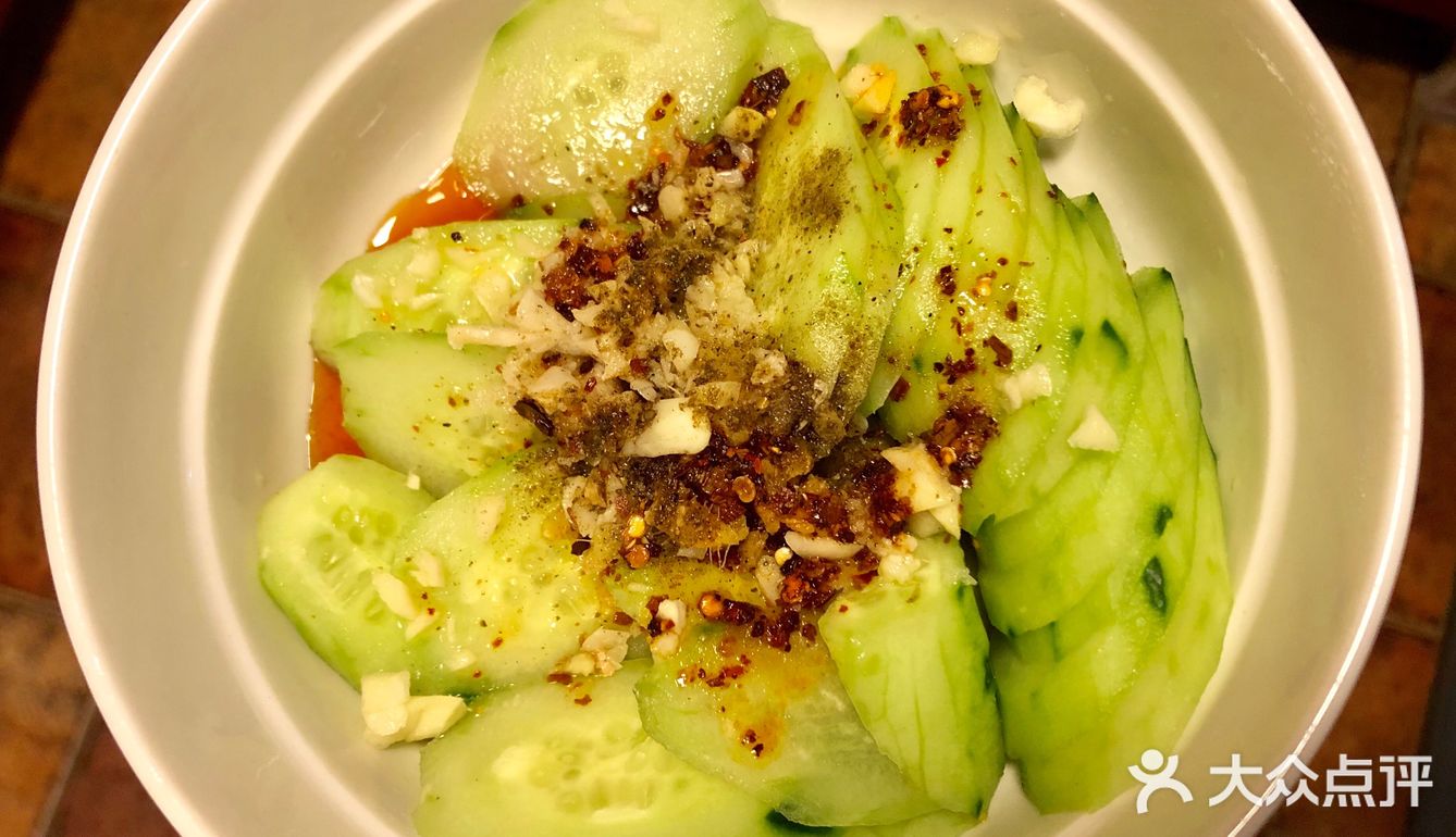 一盘适合夏天的超级简单凉拌黄瓜