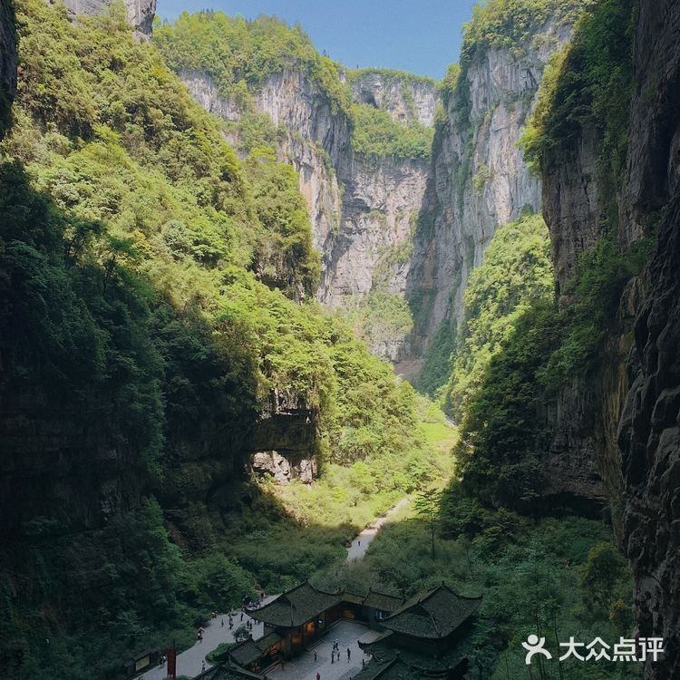 比较知名的除了重庆武隆天坑地缝风景区