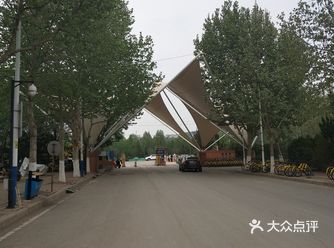 话说这所学校也是济南的一大风景区呀