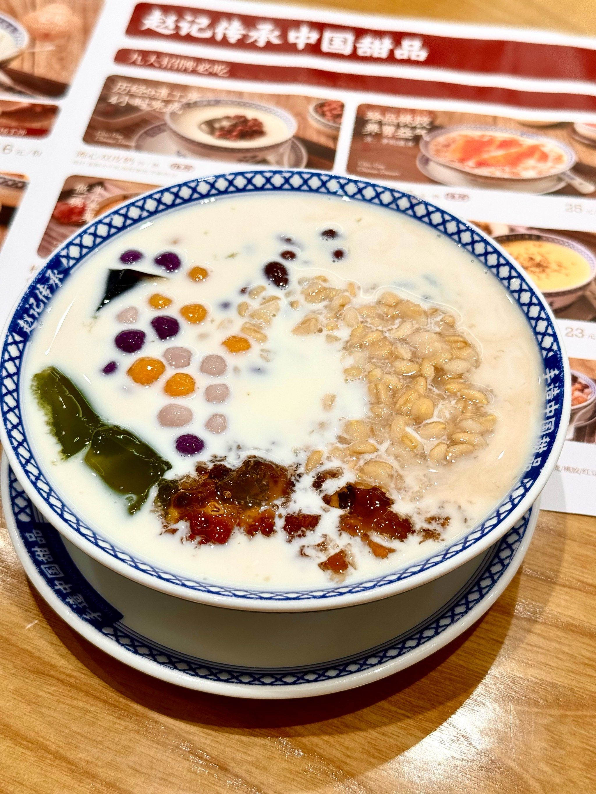 一份甜品既有绿色的斑斓果冻
又有仙草,燕麦,芋圆,红豆
真的是