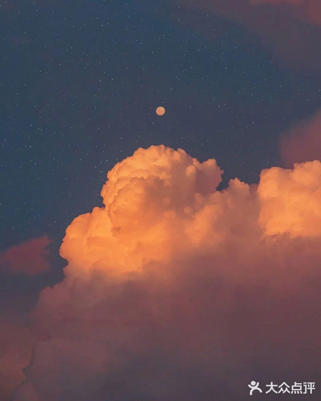 江河湖海、土壤和植物里的水分，每时每刻都在蒸发，变成水汽后进