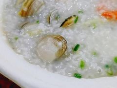 干贝鲜虾煲仔粥：-东鑫记港式茶餐厅(南京东路店)