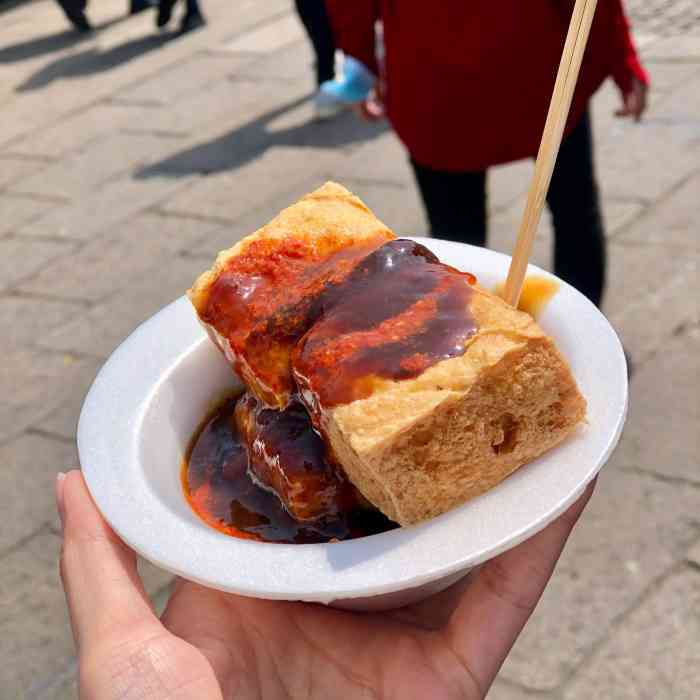 一个老爷爷开的店店就在新场古镇里面有卖油墩子和臭豆腐我买了一份油