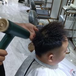 -妃格美发沙龙·烫发·染发