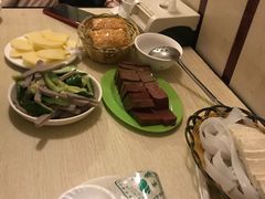 -洞庭洲·防空洞火锅·烧烤·铜锅涮肉(新百广场店)