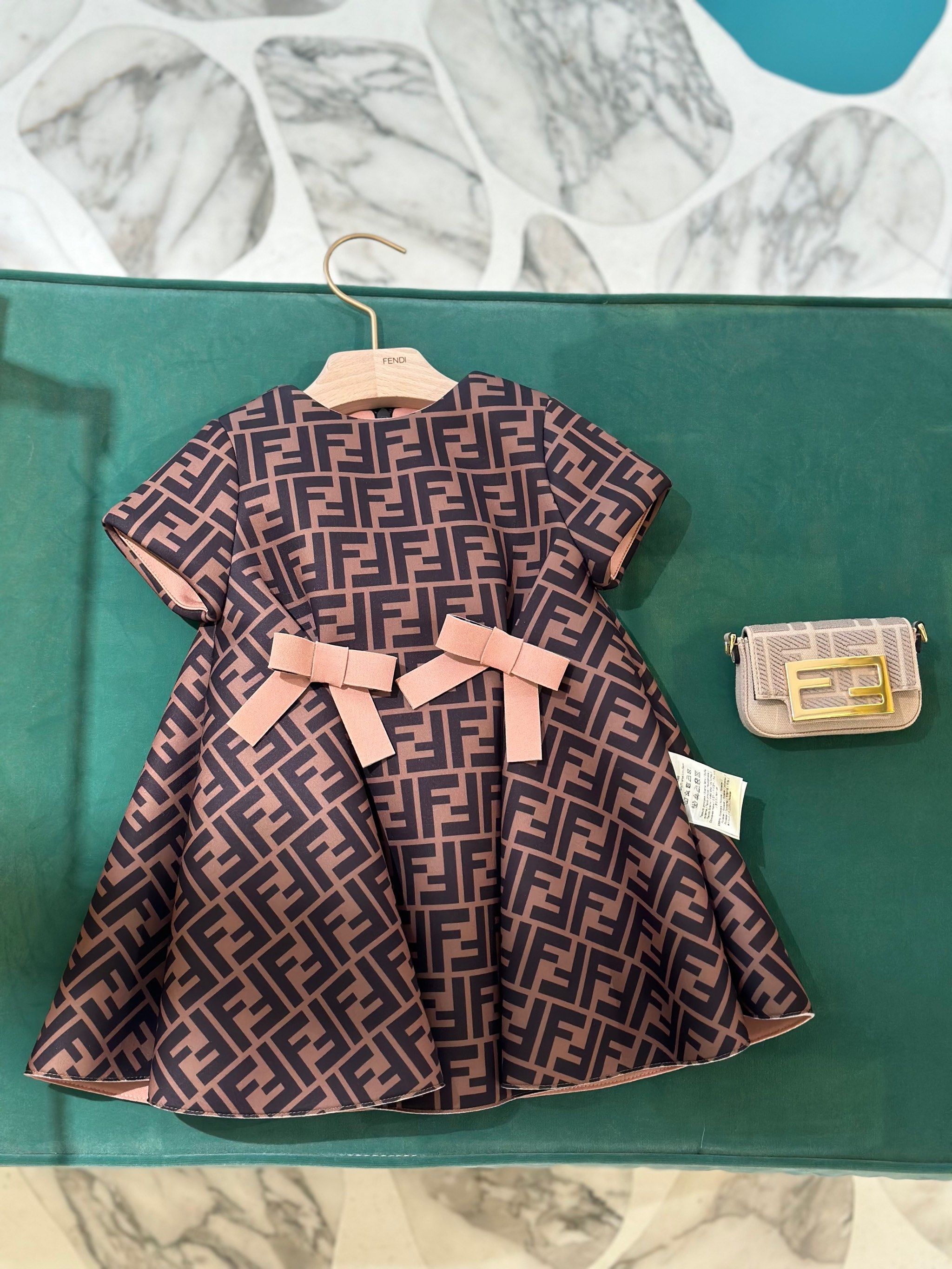 fendi童装 婴童系列2岁女宝宝 超可爱连衣裙