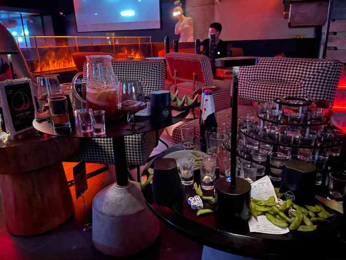 tao lounge bar"朋友带着去的,我们三个人 九点多钟去的.