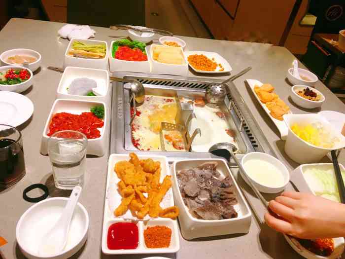 海底捞火锅(德思勤四季汇店)-"[薄荷]环境:场地还是有得天独厚的条件.