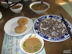 我们点的所有东西和酱料-东兴顺爆肚张