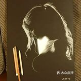 犹抱琵琶半遮面，这样的素描画太酷了，仿佛会发光 。[加油]