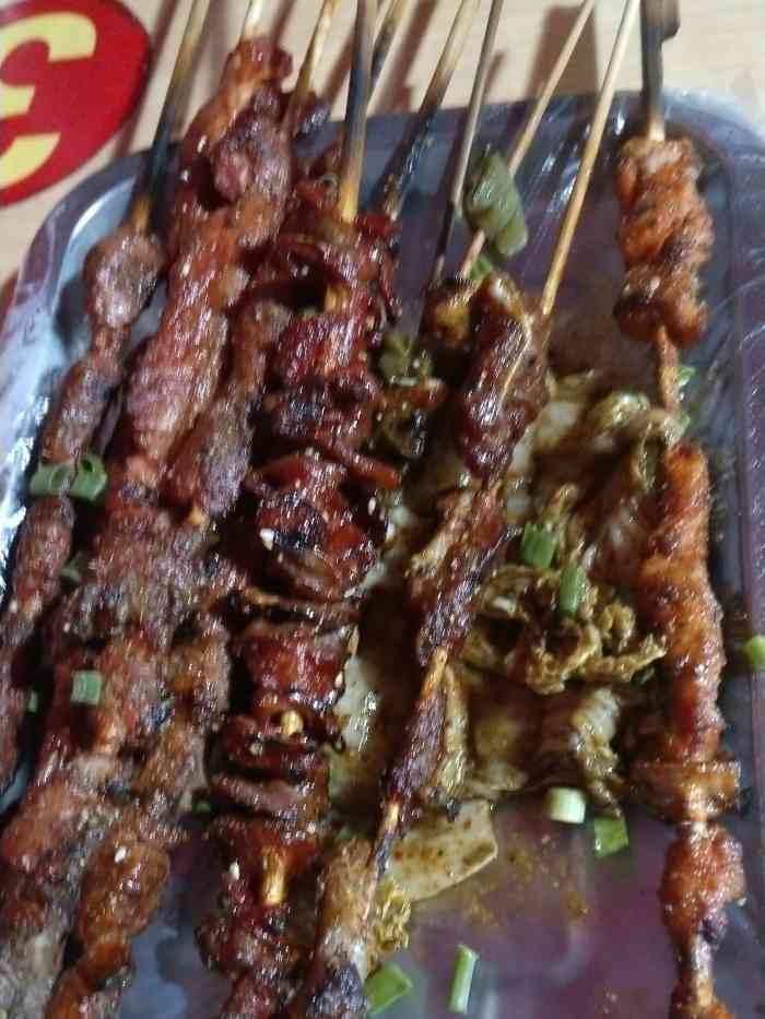 环境:路边烧烤,吃热闹,喝高兴