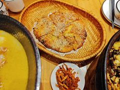 -帅巴人舅母子腊蹄民俗村