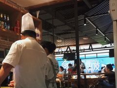 大堂-洪氏嗨捞·广东猪肚鸡·椰子鸡火锅(西咸万象城店)
