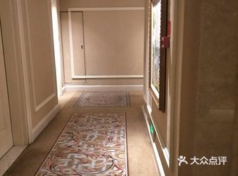 环境不错，室内室外都是金碧辉煌的，有皇家气派