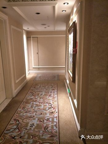 环境不错，室内室外都是金碧辉煌的，有皇家气派