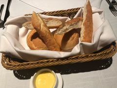 法国餐包配黄油-米洛克欧洲蛋糕(西南路店)