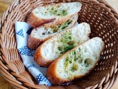 餐前蒜香面包-MOMENT湖景餐厅(解放路店)