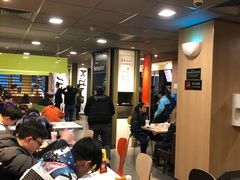 等位区-麦当劳(新华路步步高店)