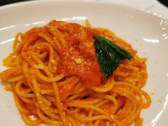 经典意大利细面配蒜味番茄酱-WOLFGANG PUCK KITCHEN & BAR(迪士尼小镇店)