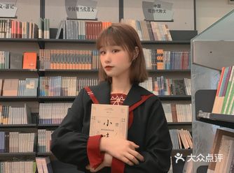 深圳书城超级大~ 看书拍照两不误hhhh 里面有很多