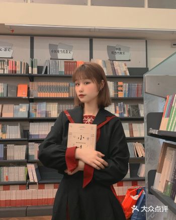 深圳书城超级大~ 看书拍照两不误hhhh 里面有很多